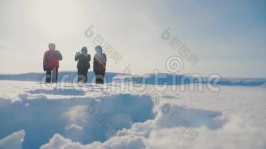 团队合作。 男士登山登山登山登山登山登山山顶团体团体团体团体阳光剪影生活方式雪脚